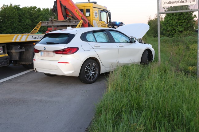 	Unfall endet glimpflich: Auto auf Westautobahn bei Pucking in Leitschiene gekracht