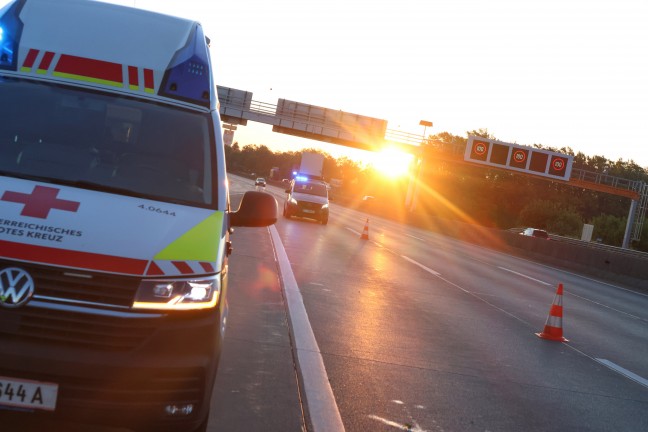	Unfall endet glimpflich: Auto auf Westautobahn bei Pucking in Leitschiene gekracht