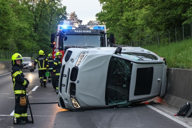 	Stillstand in Seitenlage: Auto bei Unfall auf Kremstalstraße in Pasching durch die Luft geflogen
