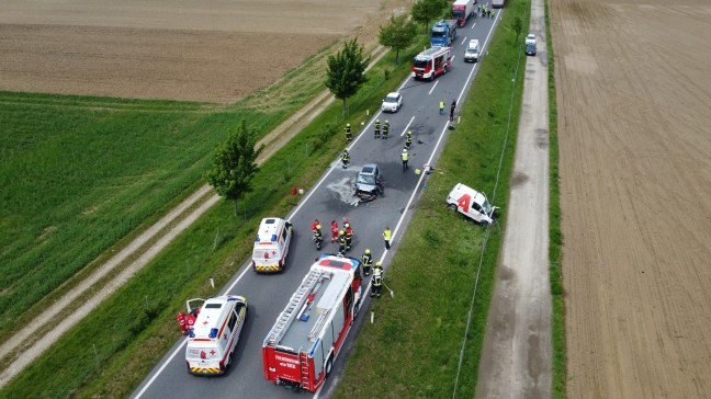 	Schwerer Crash zwischen PKW, Kleintransporter und LKW auf Steyrer Straße bei Kronstorf