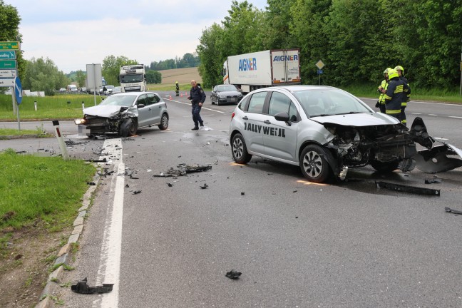 	Schwerer Kreuzungsunfall auf Wallerner Straße in Pichl bei Wels fordert zwei Verletzte