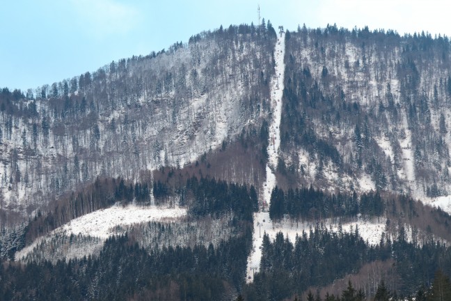 Grnau im Almtal: Groe Evakuierungsaktion nach Defekt einer Liftanlage im Skigebiet am Kasberg