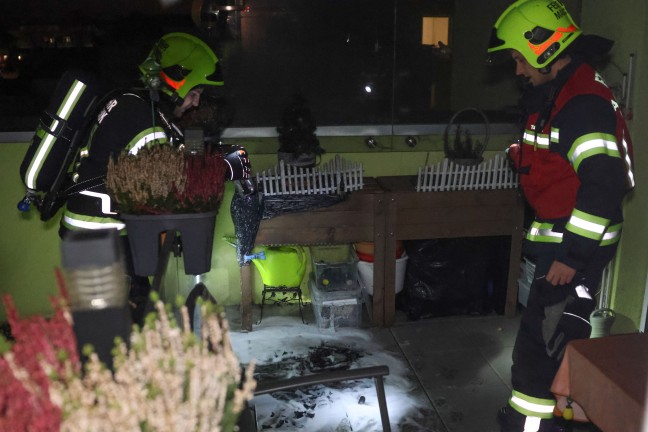 Kuriose Situation bei Balkonbrand in Marchtrenk - Feuerwehr musste um Einlass ins Brandobjekt flehen