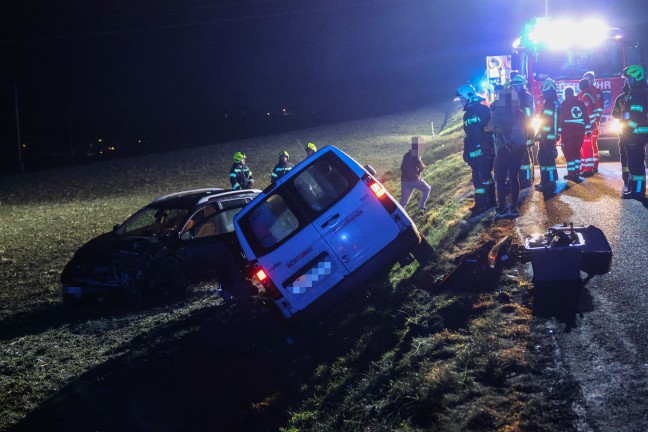 Drei Verletzte: Unfallfahrzeuge nach Crash in Gaspoltshofen in angrenzendes Feld geschleudert