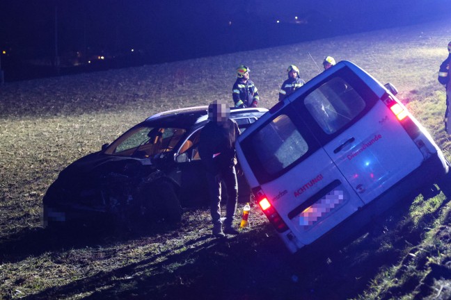 Drei Verletzte: Unfallfahrzeuge nach Crash in Gaspoltshofen in angrenzendes Feld geschleudert