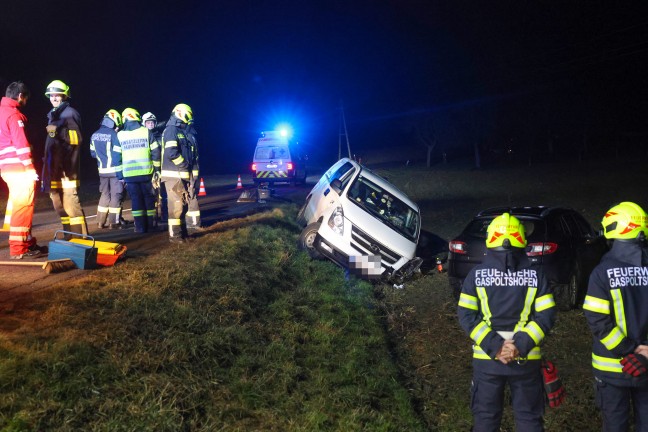 Drei Verletzte: Unfallfahrzeuge nach Crash in Gaspoltshofen in angrenzendes Feld geschleudert