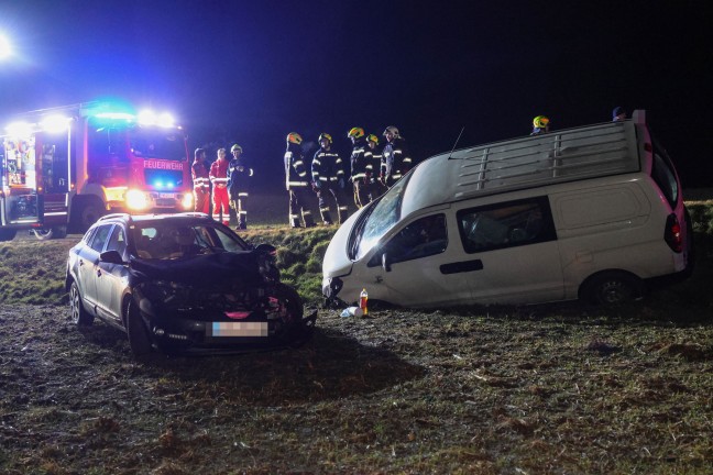Drei Verletzte: Unfallfahrzeuge nach Crash in Gaspoltshofen in angrenzendes Feld geschleudert