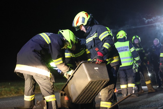 Drei Verletzte: Unfallfahrzeuge nach Crash in Gaspoltshofen in angrenzendes Feld geschleudert