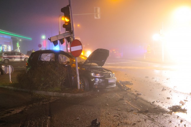 Verfolgungsjagd endet an Straßensperre in Traun mit schwerem Crash und fünf teils Schwerverletzten
