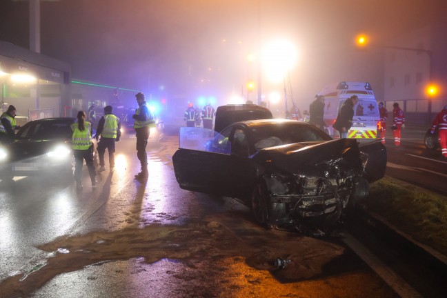Verfolgungsjagd endet an Straßensperre in Traun mit schwerem Crash und fünf teils Schwerverletzten