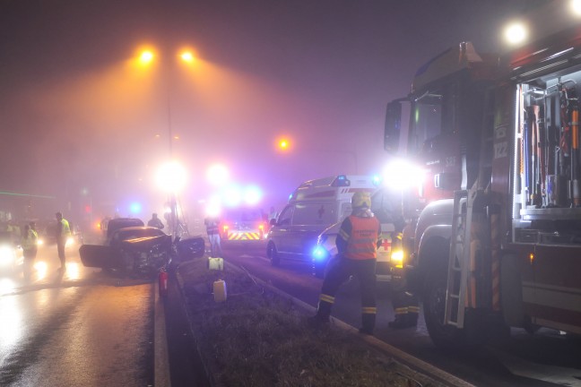 Verfolgungsjagd endet an Straßensperre in Traun mit schwerem Crash und fünf teils Schwerverletzten