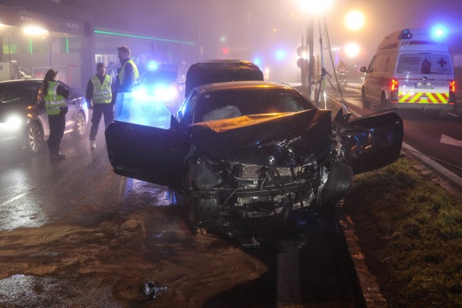Verfolgungsjagd endet an Straßensperre in Traun mit schwerem Crash und fünf teils Schwerverletzten