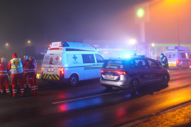 Verfolgungsjagd endet an Straßensperre in Traun mit schwerem Crash und fünf teils Schwerverletzten