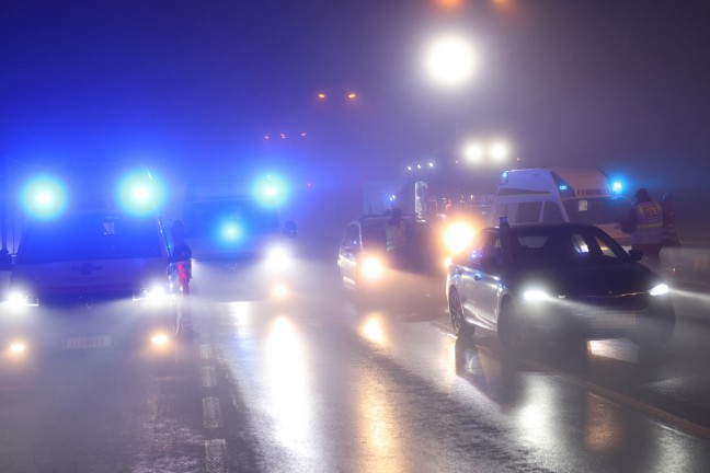 Verfolgungsjagd endet an Straßensperre in Traun mit schwerem Crash und fünf teils Schwerverletzten