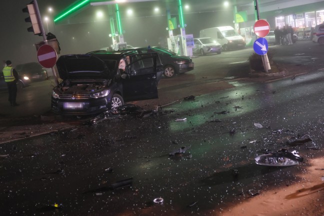 Verfolgungsjagd endet an Straßensperre in Traun mit schwerem Crash und fünf teils Schwerverletzten