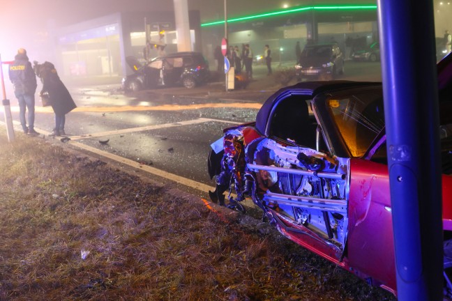Verfolgungsjagd endet an Straßensperre in Traun mit schwerem Crash und fünf teils Schwerverletzten