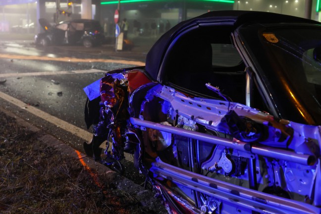 Verfolgungsjagd endet an Straßensperre in Traun mit schwerem Crash und fünf teils Schwerverletzten