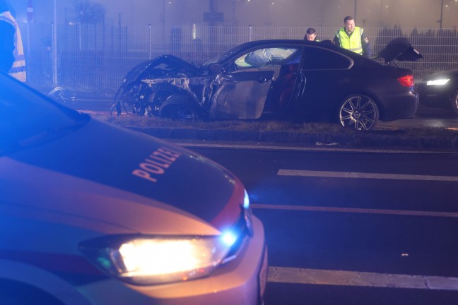 Verfolgungsjagd endet an Straßensperre in Traun mit schwerem Crash und fünf teils Schwerverletzten