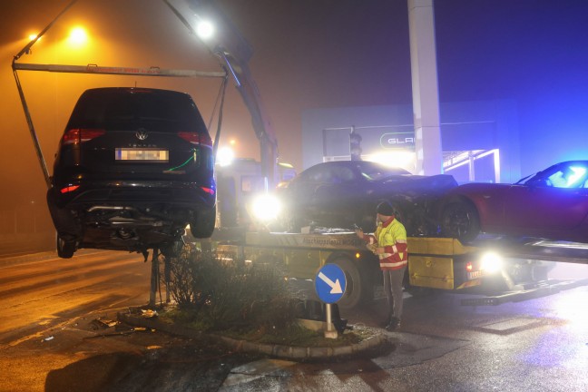 Verfolgungsjagd endet an Straßensperre in Traun mit schwerem Crash und fünf teils Schwerverletzten