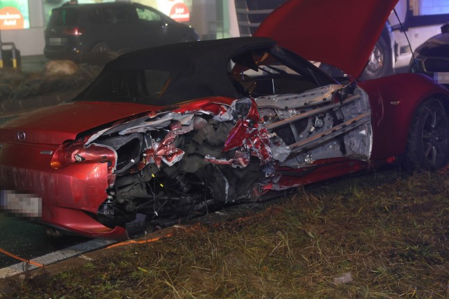 Verfolgungsjagd endet an Straßensperre in Traun mit schwerem Crash und fünf teils Schwerverletzten