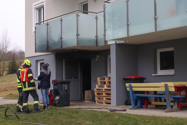 Vier Feuerwehren bei Brand im Keller eines Mehrparteienwohnhauses in Waldkirchen am Wesen im Einsatz