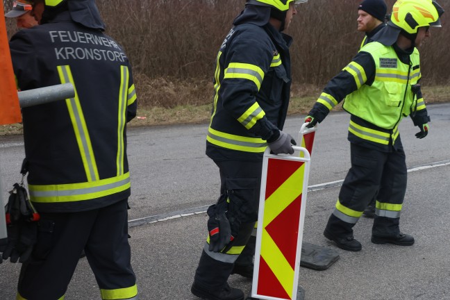 Verkehrsunfall: Autolenkerin bei Kronstorf auf Leitschiene aufgefahren