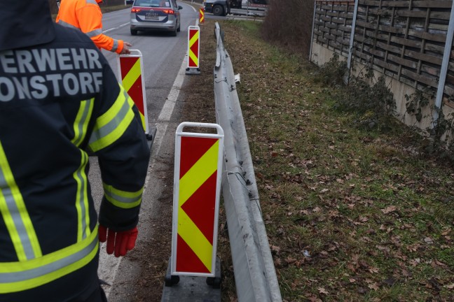 Verkehrsunfall: Autolenkerin bei Kronstorf auf Leitschiene aufgefahren