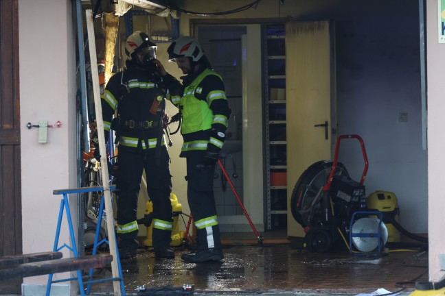 Schwieriger Lscheinsatz: Brand eines getftelten Stromspeichers in einem Wohnhaus in Geboltskirchen