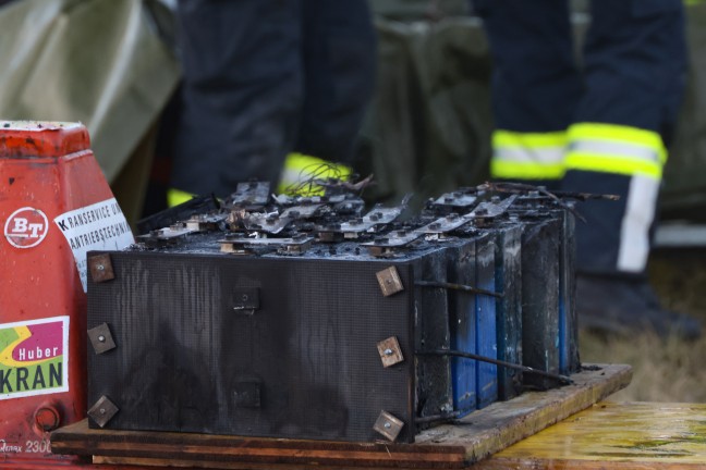 Schwieriger Lscheinsatz: Brand eines getftelten Stromspeichers in einem Wohnhaus in Geboltskirchen