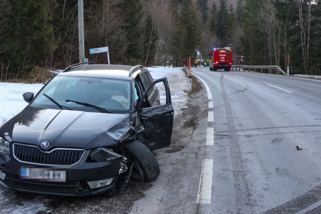 Schwerer Verkehrsunfall auf Pyhrnpass Strae in Spital am Pyhrn fordert drei Verletzte