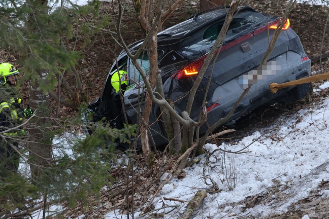 Schwerer Verkehrsunfall auf Pyhrnpass Strae in Spital am Pyhrn fordert drei Verletzte