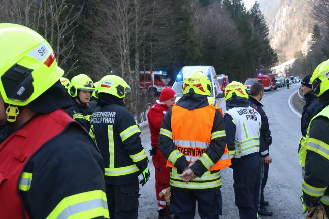 Schwerer Verkehrsunfall auf Pyhrnpass Strae in Spital am Pyhrn fordert drei Verletzte