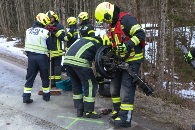 Schwerer Verkehrsunfall auf Pyhrnpass Strae in Spital am Pyhrn fordert drei Verletzte