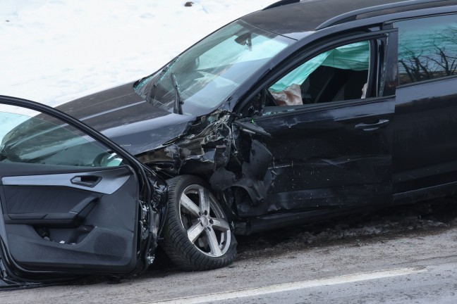 Schwerer Verkehrsunfall auf Pyhrnpass Strae in Spital am Pyhrn fordert drei Verletzte