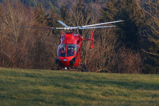 Personenrettung: Notarzthubschrauber, Rettung und Feuerwehr nach Forstunfall in Kirchham im Einsatz