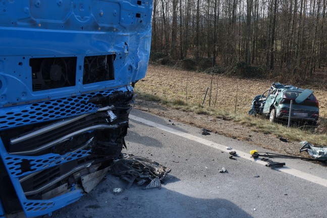 Tdlicher Frontalcrash: Autolenker auf Steyrer Strae bei Kronstorf tdlich verunglckt