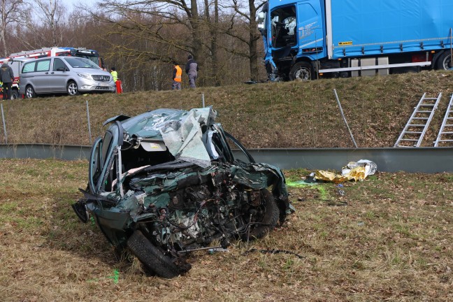 Tdlicher Frontalcrash: Autolenker auf Steyrer Strae bei Kronstorf tdlich verunglckt