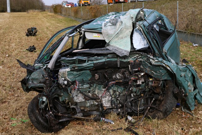 Tdlicher Frontalcrash: Autolenker auf Steyrer Strae bei Kronstorf tdlich verunglckt
