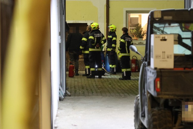 Drei Feuerwehren bei Rckbrand einer Heizungsanlage auf einem Bauernhof in Hrsching im Einsatz