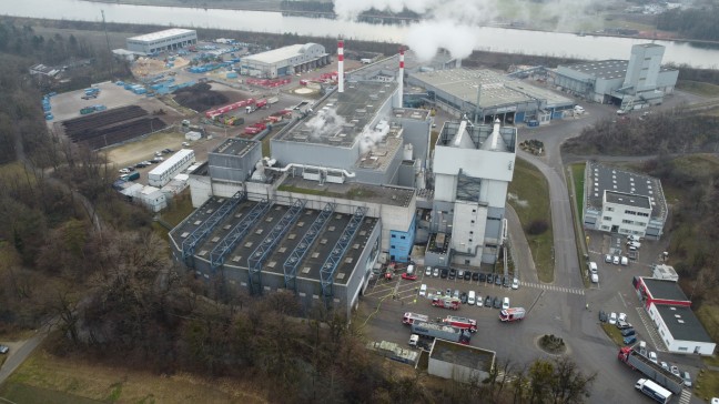 Feuerwehr bei Brandeinsatz in einem Abfallverwertungsunternehmen in Wels-Schafwiesen im Einsatz