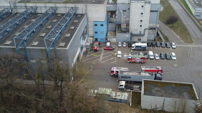 Feuerwehr bei Brandeinsatz in einem Abfallverwertungsunternehmen in Wels-Schafwiesen im Einsatz