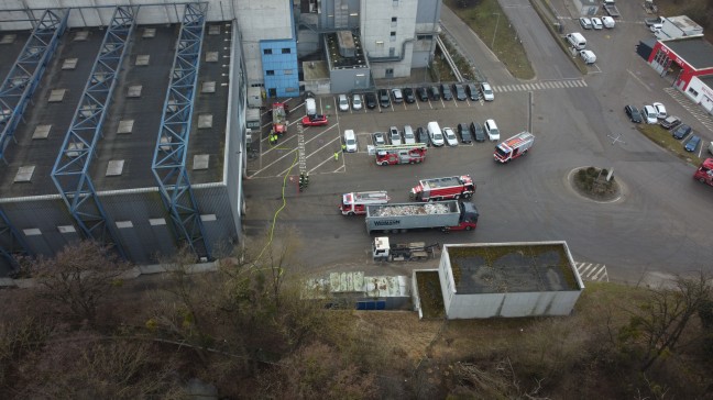 Feuerwehr bei Brandeinsatz in einem Abfallverwertungsunternehmen in Wels-Schafwiesen im Einsatz