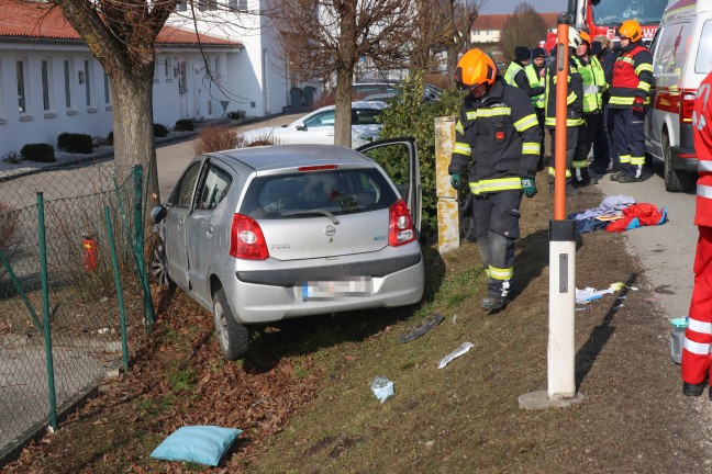 Reanimation: Autolenker nach medizinischem Notfall von Strae abgekommen und verunfallt