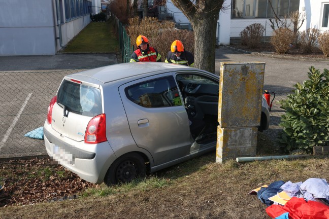 Reanimation: Autolenker nach medizinischem Notfall von Strae abgekommen und verunfallt