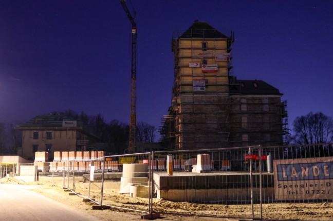 Absturz im Liftschacht: Zwei Arbeiter (29 und 51) auf einer Baustelle in Traun tdlich verletzt