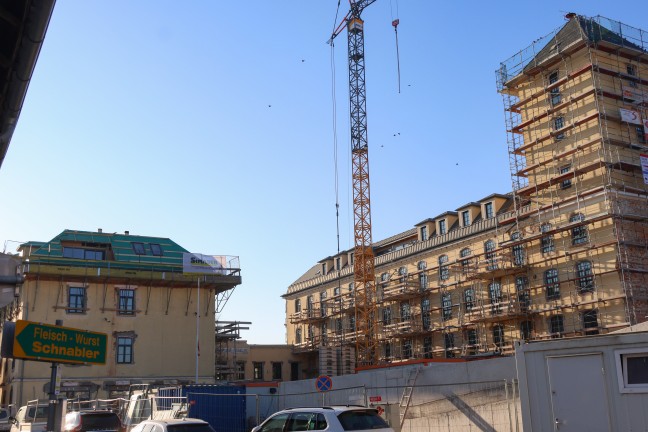 Absturz im Liftschacht: Zwei Arbeiter (29 und 51) auf einer Baustelle in Traun tdlich verletzt