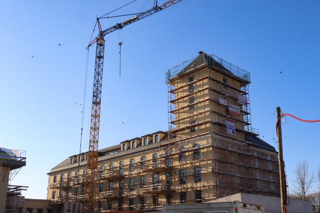 Absturz im Liftschacht: Zwei Arbeiter (29 und 51) auf einer Baustelle in Traun tdlich verletzt