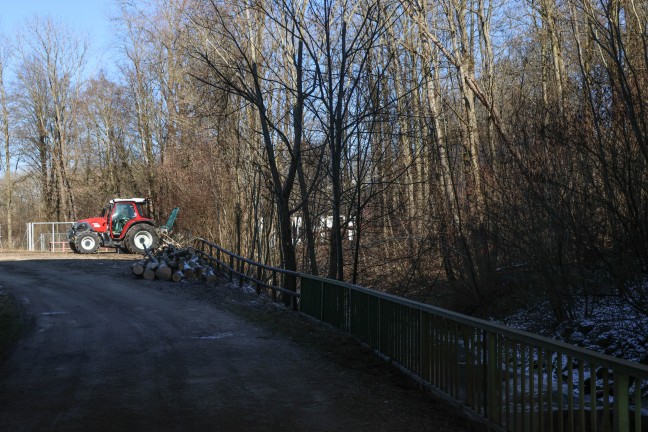 Schrfling am Attersee: Einsatzkrfte bei Personenrettung nach Forstunfall im Einsatz