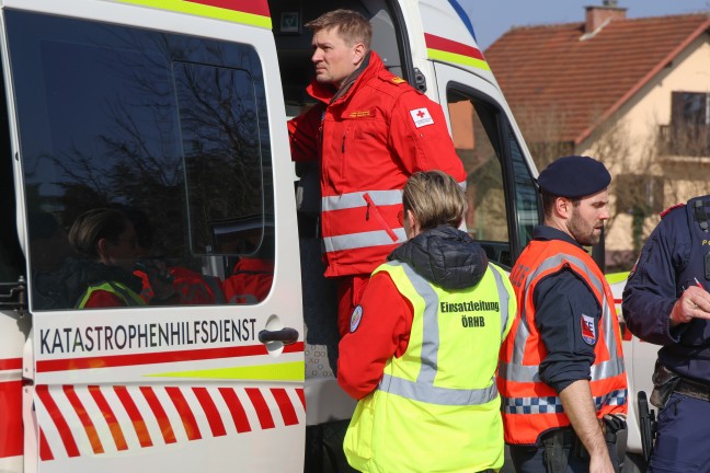 Drohnen, Polizei, Such- und Rettungshunde - Einsatzkrfte bei Personensuche in Wels im Einsatz