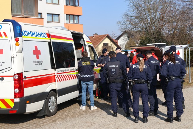 Drohnen, Polizei, Such- und Rettungshunde - Einsatzkrfte bei Personensuche in Wels im Einsatz